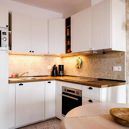 Diamond Roof Apartment *
